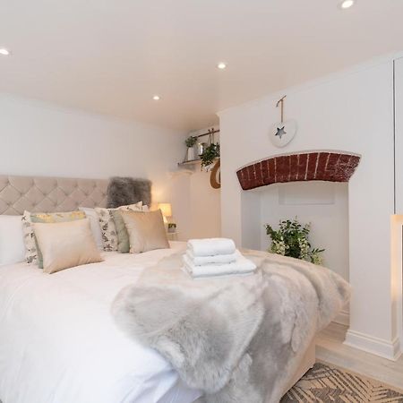 Central Apartment - With Patio And Sofa Bed! Cheltenham Luaran gambar
